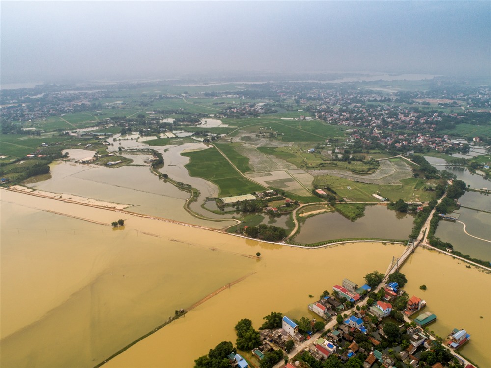 Một vùng rộng lớn chìm trong nước lũ.