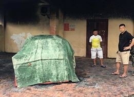 Thời điểm xảy ra vụ việc có 2 chiếc xe ô tô đỗ tại hiện trường nhưng chỉ có một chiếc bị đốt (ảnh CTV Dân trí)