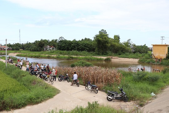 Khu vực suối phát hiện thi thể cháu Th.