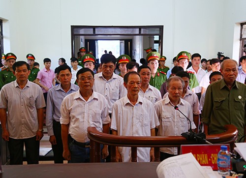 Các bị cáo tại phiên tòa sơ thẩm tháng 8/2017. Ảnh: Phạm Dự.