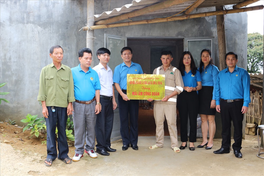 Lãnh đạo LĐLĐ 6 tỉnh Tây Bắc trao nhà Mái ấm Công đoàn cho đoàn viên khó khăn.