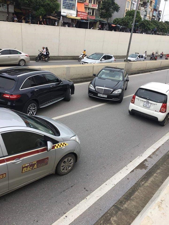 Xe ngũ quý 7 đi ngược chiều ở hầm Kim Liên.