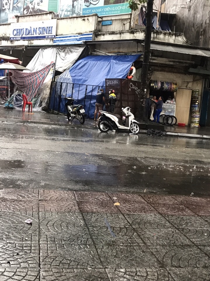 Khi trời mưa hàng hóa tiểu thương bị ướt hết. Làm thế nào để dân vừa chấp hành đúng quy định, vừa tạo cho dân kinh doanh là bài toán khó của chính quyền. Ảnh V.H