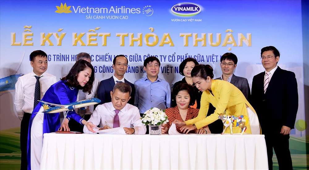 Lãnh đạo hai đơn vị thực hiện nghi thức ký kết thỏa thuận hợp tác chiến lược giữa Tổng công ty Hàng không Việt Nam (Vietnam Airlines) và Công ty Cổ phần Sữa Việt Nam (Vinamilk).
Ảnh: Lý Võ Phú Hưng