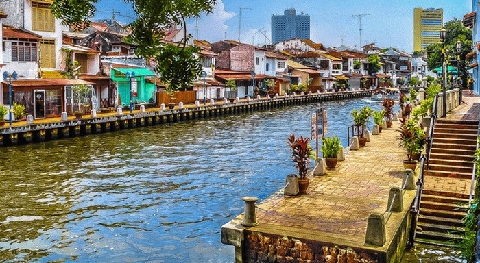Du khách đến đây sẽ bị chinh phục bởi không gian cổ kính, yên ả và tĩnh lặng.