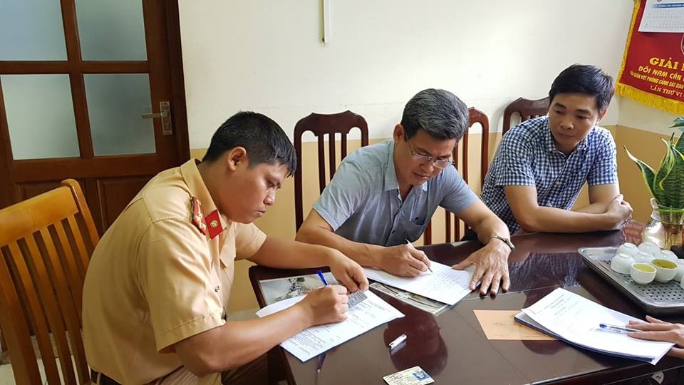 Tài xế làm việc với Đội CSGT số 3.