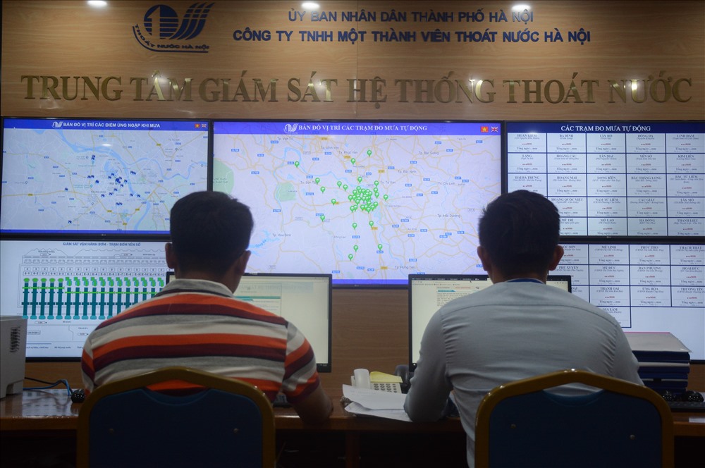Hình ảnh bản đồ vị trí úng ngập khi mưa, các trạm đo mưa, đo mực nước tự động, giám sát vận hành máy bơm..., được hiển thị trên màn hình lớn ở Trung tâm giám sát.