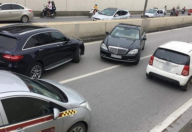 Chiếc Mercedes ngũ quí 7 chạy ngược chiều trong đường hầm Kim Liên (ảnh: Otofun).