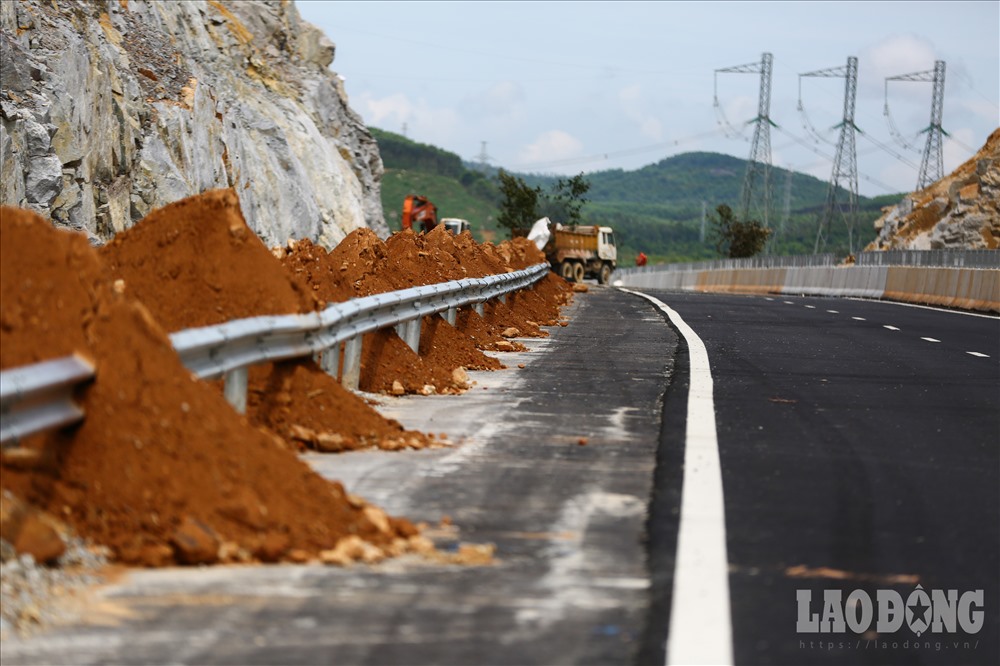 Qua khảo sát, nhiều hạng mục vẫn đang thi công dang dở.