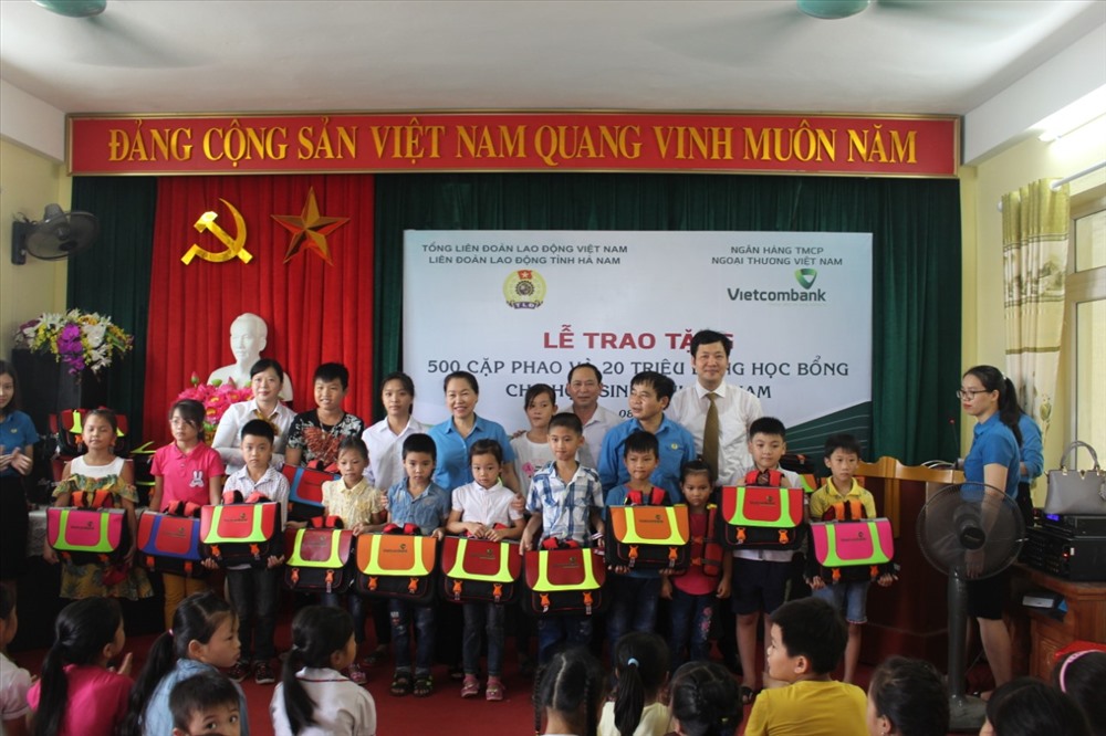 Bà Nguyễn Thị Thu Hồng – Phó Chủ tịch Tổng LĐLĐ Việt Nam, Chủ tịch Hội đồng Quỹ Bảo trợ trẻ em Công đoàn Việt Nam và ông Phạm Thanh Bình – Phó Giám đốc Ngân hàng TMCP Ngoại thương Việt Nam chi nhánh Hà Nam cùng lãnh đạo LĐLĐ tỉnh Hà Nam trao cặp phao cho con CNLĐ các KCN tỉnh Hà Nam.