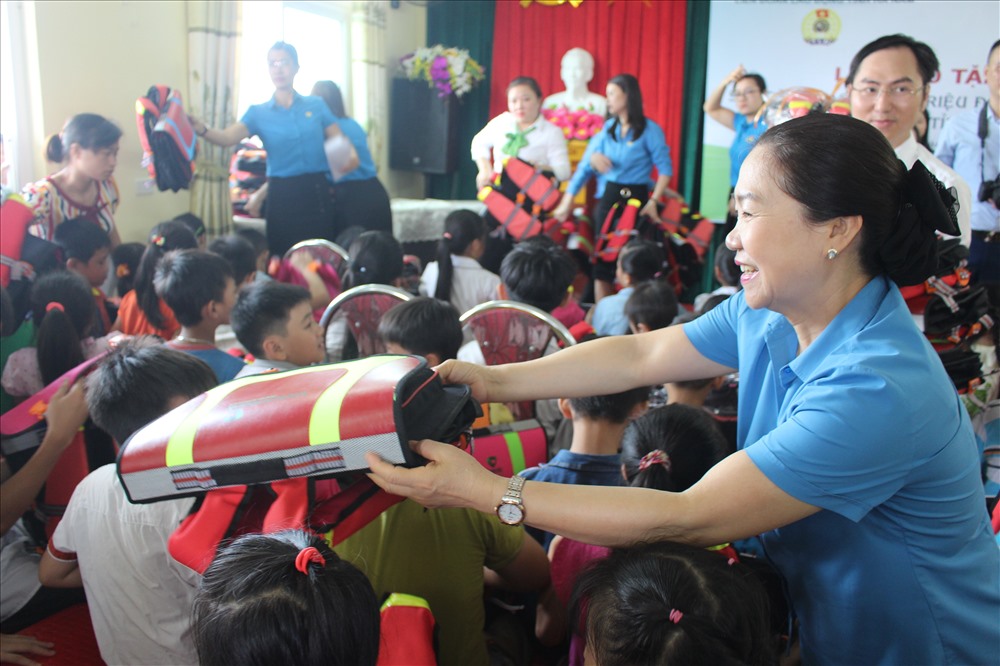 Bà Nguyễn Thị Thu Hồng – Phó Chủ tịch Tổng LĐLĐ Việt Nam, Chủ tịch Hội đồng Quỹ Bảo trợ trẻ em Công đoàn Việt Nam trao cặp phao cho con CNLĐ các KCN tỉnh Hà Nam.