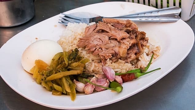 Món cơm Kao Ka Moo ở Thái Lan.