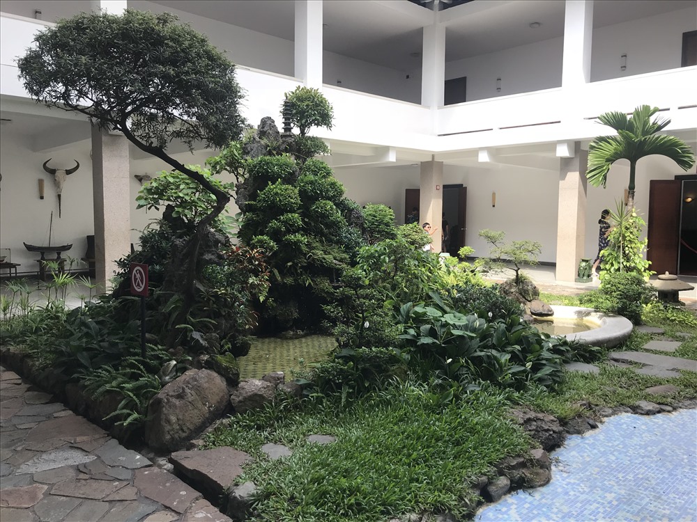 Giả sơn trước khu ở của gia đình Tổng thống. Ảnh: H.V.M