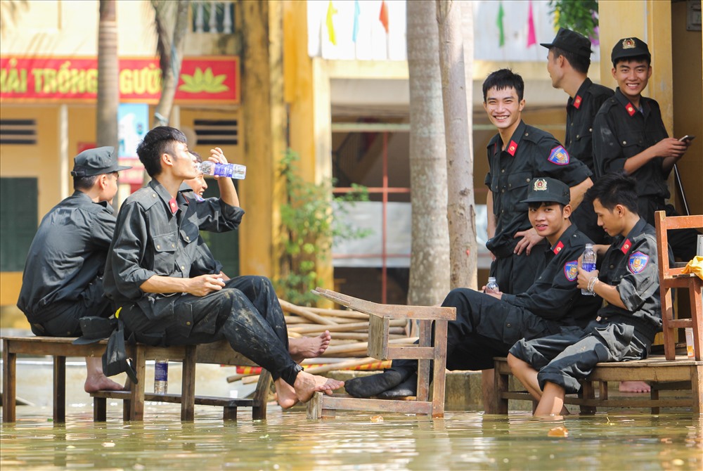 Tranh thủ nghỉ ngơi trước khi tiếp tục công việc dọn dẹp. Được biết