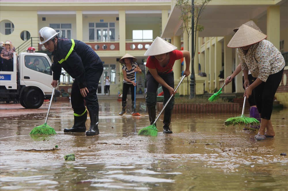 Trong những ngày ngập lụt, trường chúng tôi đã thu dọn toàn bộ đồ dùng học tập lên tầng 2. Rất may nhà trường không bị thiệt hại về mặt tài sản. Ngay sau khi nước rút, nhà trường triển khai ngay kế hoạch khắc phục hậu quả. Bên cạnh đó, nhà trường cũng nhận được sự hỗ trợ hết sức tận tình từ chính quyền địa phương và thanh niên tình nguyện. Sau khi khử trùng tòan bộ trường học, nhà trường sẽ bắt đầu năm học mới dành cho các em học sinh.