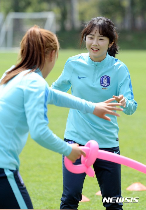 Cầu thủ nữ Hàn Quốc dự ASIAD 18 xinh như thiên thần NISI20170505_0012973