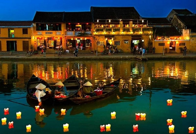 Hội An lung linh sắc màu về đêm.
