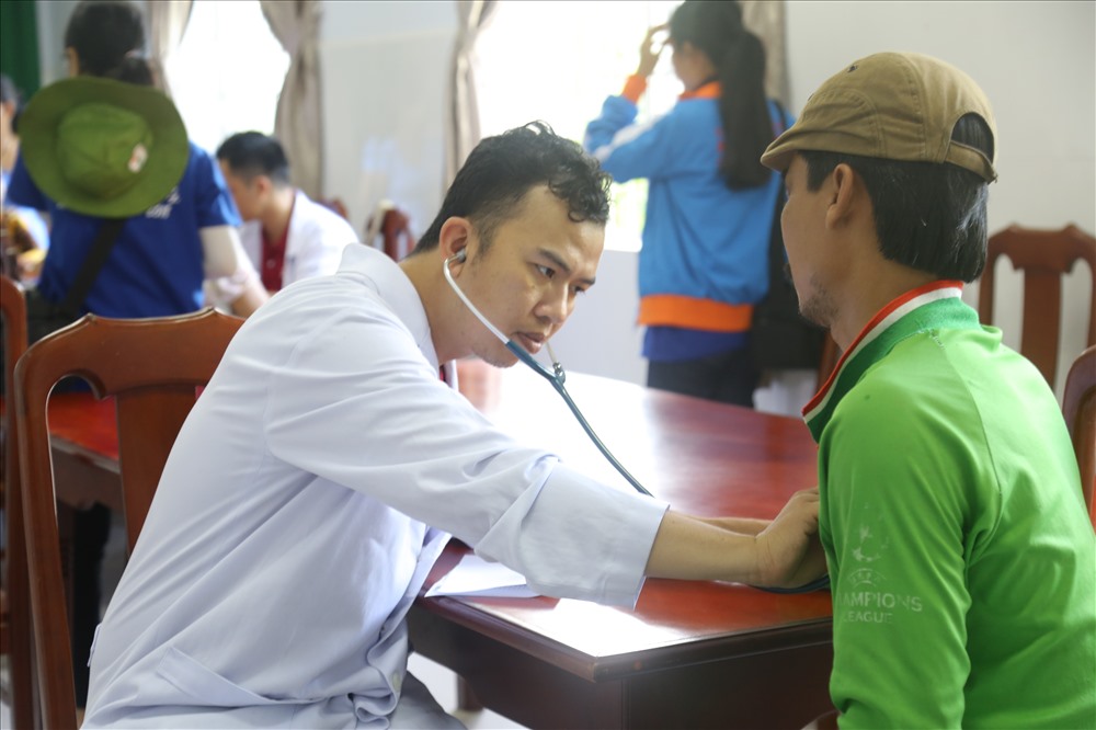 Chiến dịch Kỳ nghỉ hồng của Đoàn bệnh viện Chợ Rẫy đã tiến hành khám chữa bệnh, cấp phát thuốc miễn phí cho hơn 500 người dân