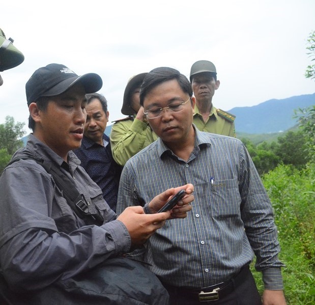 Ông Lê Trí Thanh nghe thực trạng ngay tại khu vực để tìm giải pháp bảo tồn đàn voọc.