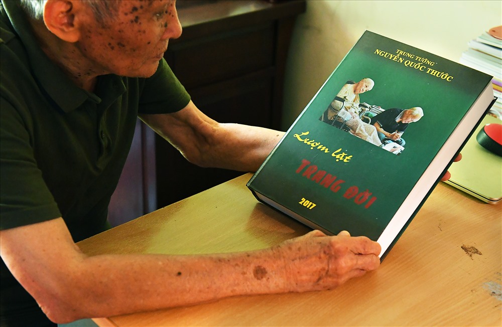 “Lượm lặt trang đời” là cuốn hồi ký của tướng Thước về cuộc đời ông. Tấm ảnh hai vợ chồng trong những năm tháng cuối của bà được ông chọn làm bìa.