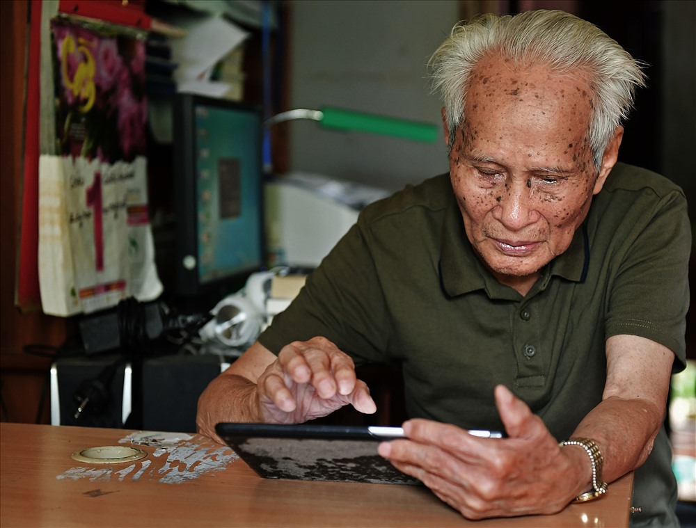 Buổi sáng, tướng Thước luôn giữ thói quen vào đọc báo trên mạng
để nắm tình hình.