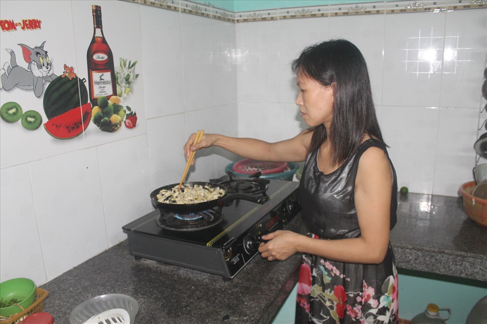 Công đoạn um ong trước khi trộn gọi,
đây là món nhấm rượu thú vị của người dân miền núi.