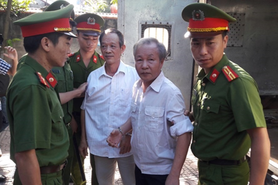 Các bị cáo (mặc thường phục) liên quan đến các sai phạm về đất đai ở Đồng Tâm. Ảnh: Cao Nguyên