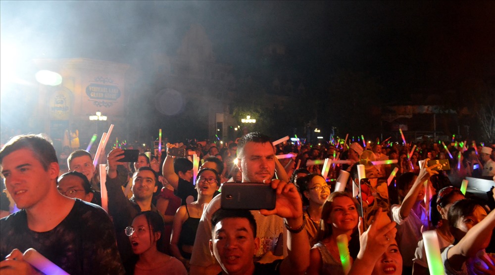 Hàng ngàn khán giả đã “cháy hết mình” với những vũ điệu disco cuồng nhiệt. Ảnh: Châu Tường