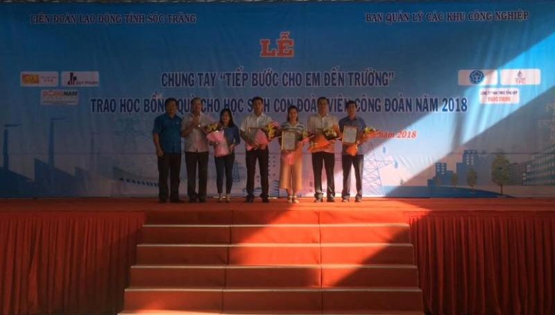 Lãnh đạo LĐLĐ tỉnh Sóc Trăng trao quà cho các nhà tài trợ
