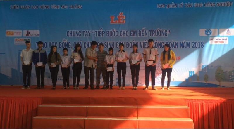 Đại diện các nhà tài trợ trao học bổng cho các em học sinh