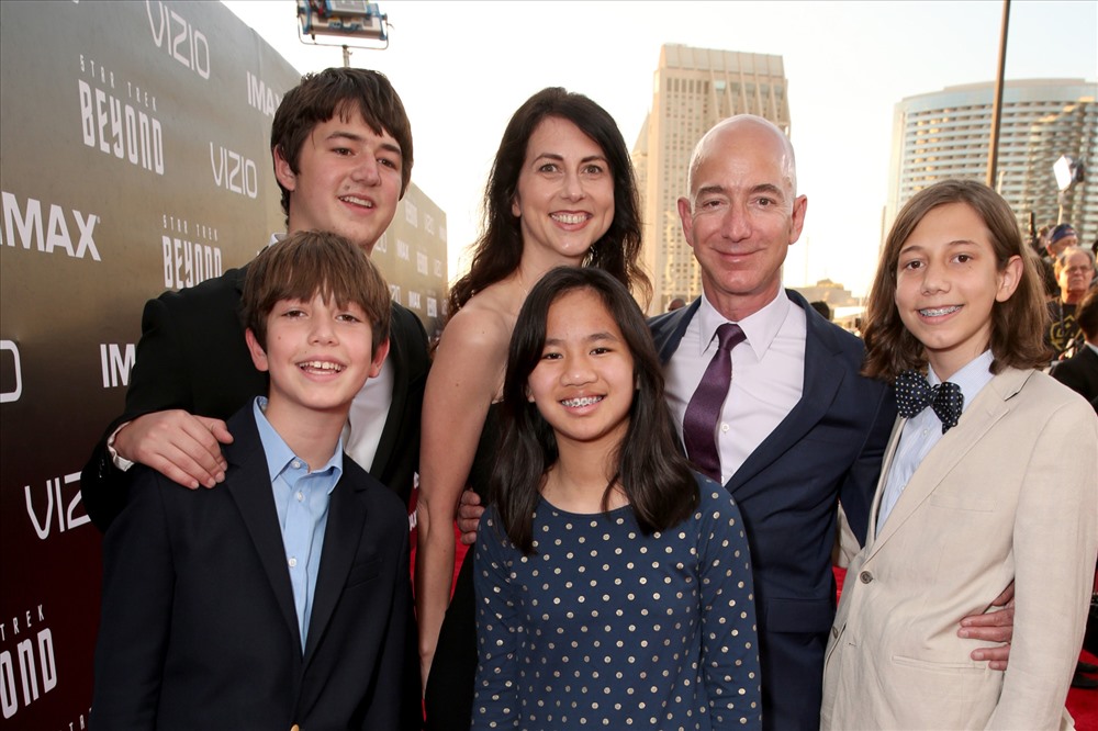 Jeff Bezos và vợ có với nhau 4 người con. Và tới tận năm 2013, MacKenzie vẫn đưa 4 đứa trẻ tới trường và Jeff Bezos tới trụ sở Amazon bằng chiếc Honda cũ của họ.