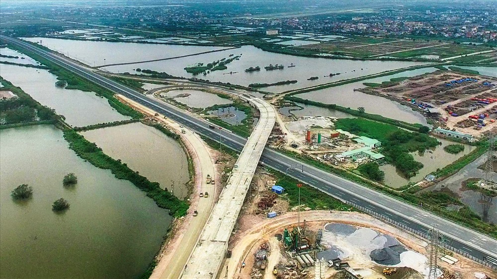 Dọc hai bên cao tốc Hạ Long – Hải Phòng đã và đang hình thành những đã tìm về và đã hình thành những khu công nghiệp, khu kinh tế, du lịch...của những nhà đầu tư lớn. Ảnh: Đỗ Phương