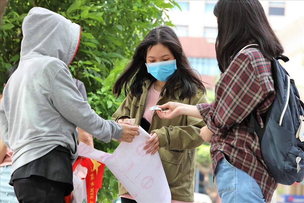 Nhiều bạn trẻ đã tranh thủ ra phố đi bộ thật sớm, dán lên má những lá cờ để cổ vũ cho đội tuyển. Ảnh: Trường Sơn