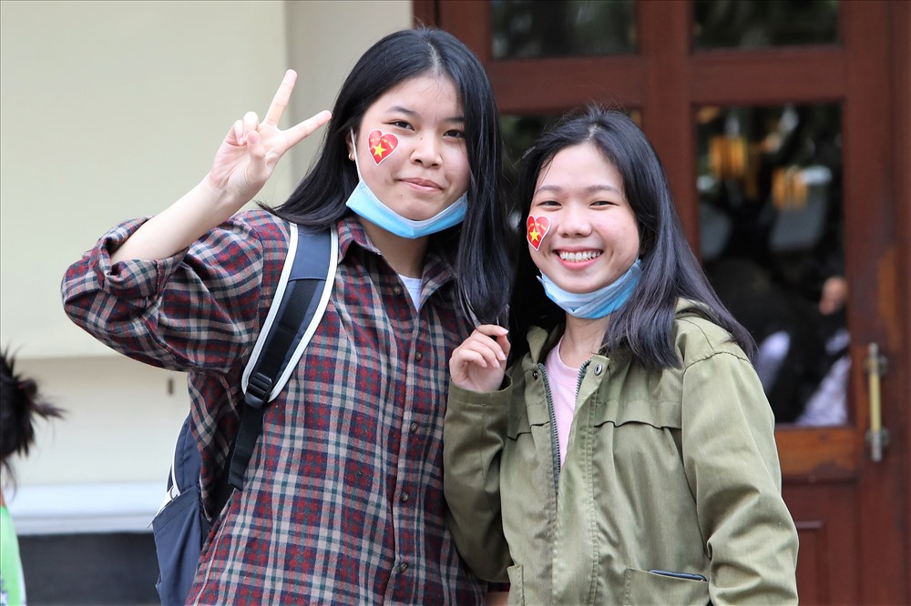 Hai bạn trẻ tạo dáng trước ống kính phóng viên rồi hô vang “Việt Nam vô địch” trước khi hòa vào đám đông cổ động viên đang chờ tiếng còi khai cuộc. Ảnh: Trường Sơn