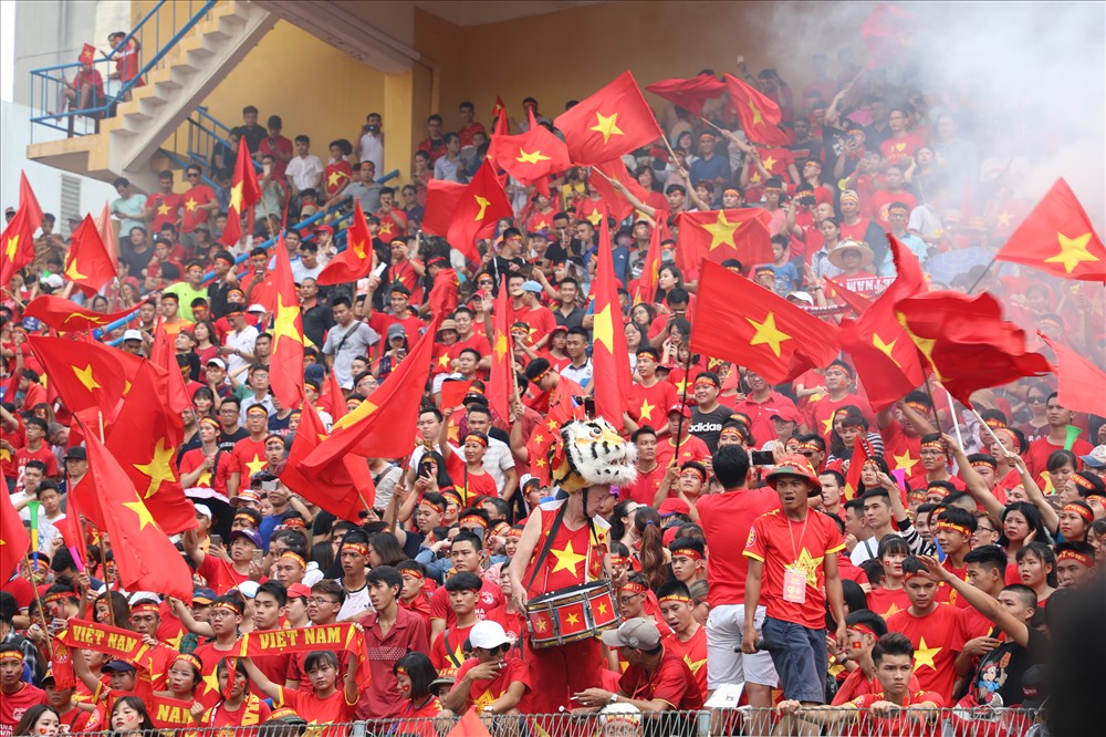 Tiếng hò reo vang lên trên khán đài sân vận động Hàng Đẫy.