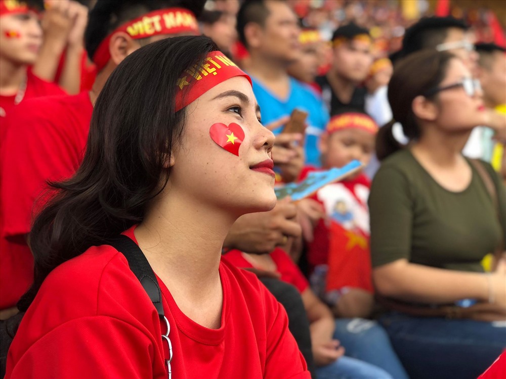 CĐV dõi theo từng đường bóng, không rời mắt.