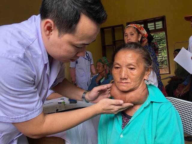Bác sĩ khám cho bà Sua. Ảnh: BVCC