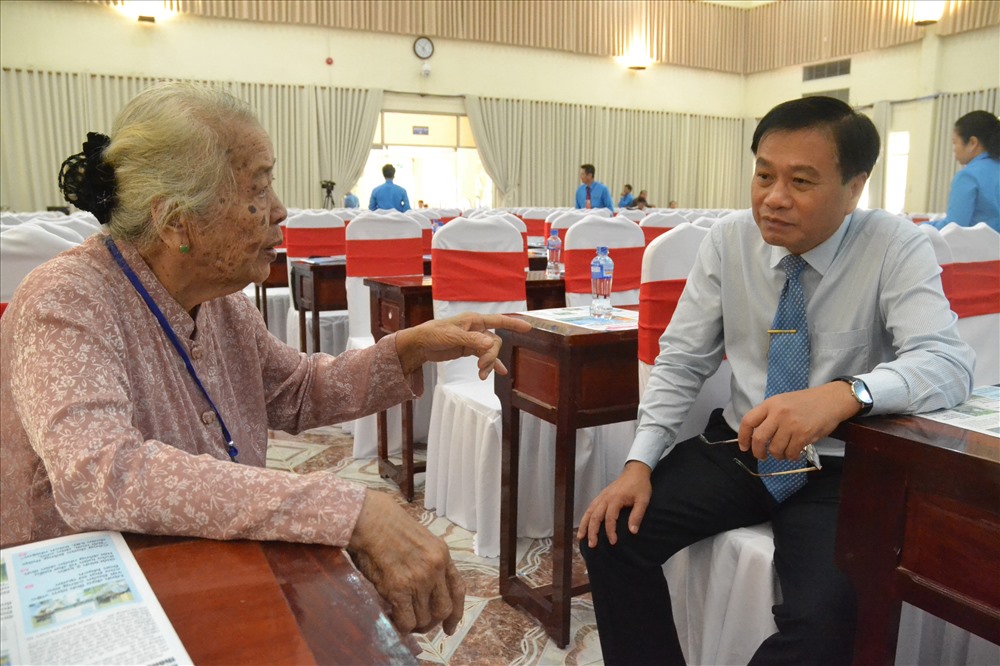 Ông Nguyễn Văn Dương - Chủ tịch UBND tỉnh Đồng Tháp tiếp xúc riêng khi bà Lê Thị Tiệp - Thư ký lâm thời Công đoàn tỉnh Đồng Tháp năm 1975 - muốn gặp gỡ để gởi gắm tâm tư về hoạt động Công đoàn Đồng Tháp. Ảnh: Lục Tùng