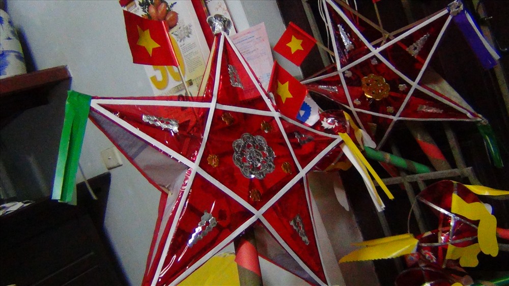 Đèn ông sao được làm rất chắc chắn có giá bán 35.000 đồng/chiếc.