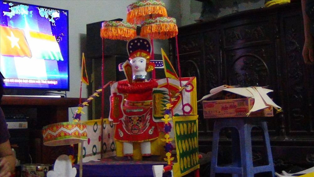 Ông tiến sĩ giấy loại to này có giá 1.000.000 đồng/ông, thường được bày ở mâm cỗ Trung thu tại Đình hoặc của các khu dân phố.