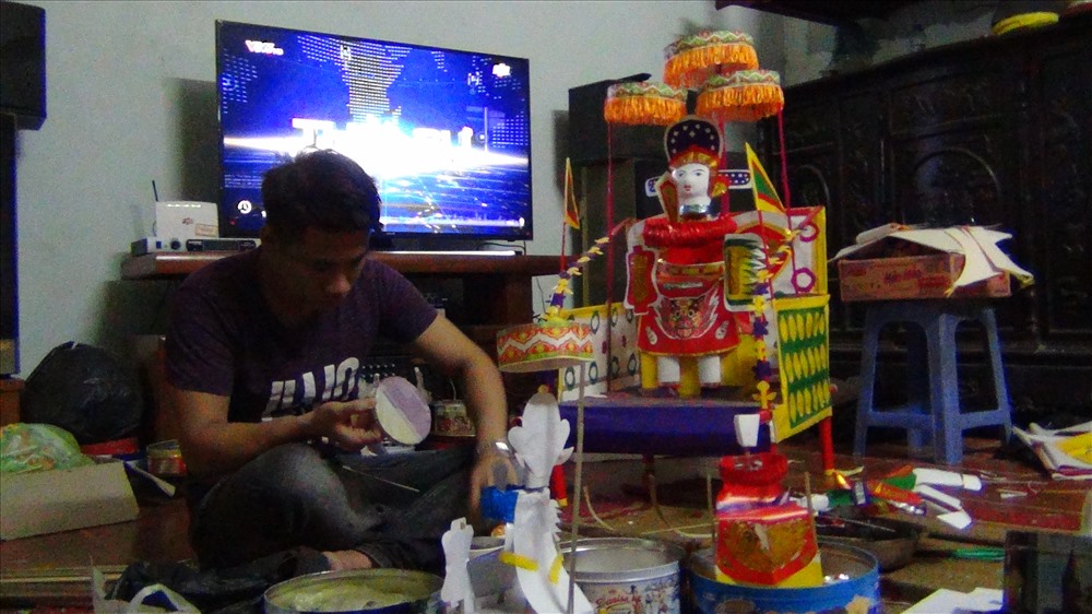 Nếu như trước đây, mỗi dịp Rằm Trung thu gia đình bà Tuyến sản xuất hàng nghìn sản phẩm đồ chơi Trung thu thì mấy năm trở lại đây mỗi dịp cao nhất cũng chỉ tới 1.000 bao gồm tất cả các loại sản phẩm.