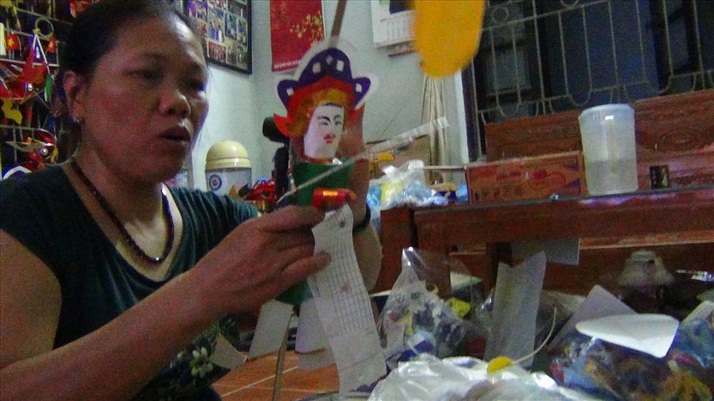 “Công việc này tuy không đem lại nguồn kinh tế cao nhưng lại góp phần giữ gìn cái nghề của gia đình tôi đã 3 đời nay. Hơn nữa, chúng tôi còn sản xuất là trẻ em còn biết được ngày xưa thế hệ cha mẹ, ông bà đã đón Trung thu với những món đồ chơi như thế nào”, bà Tuyến chia sẻ.