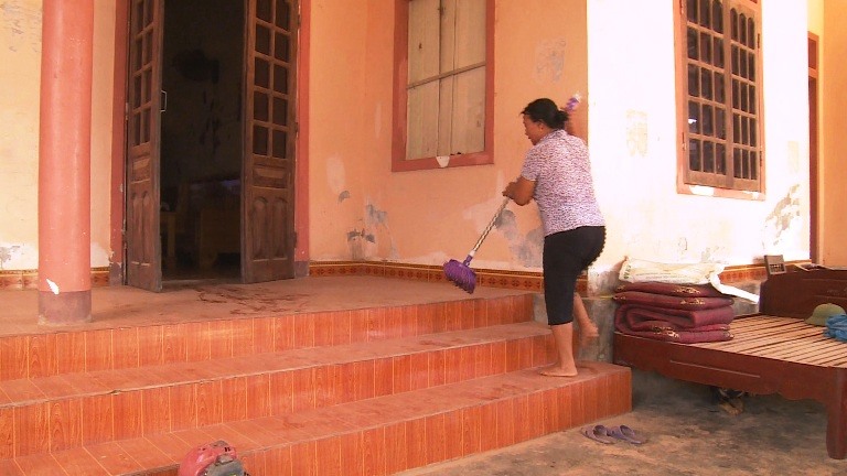 Nhà dân bị ngập trong bụi đất