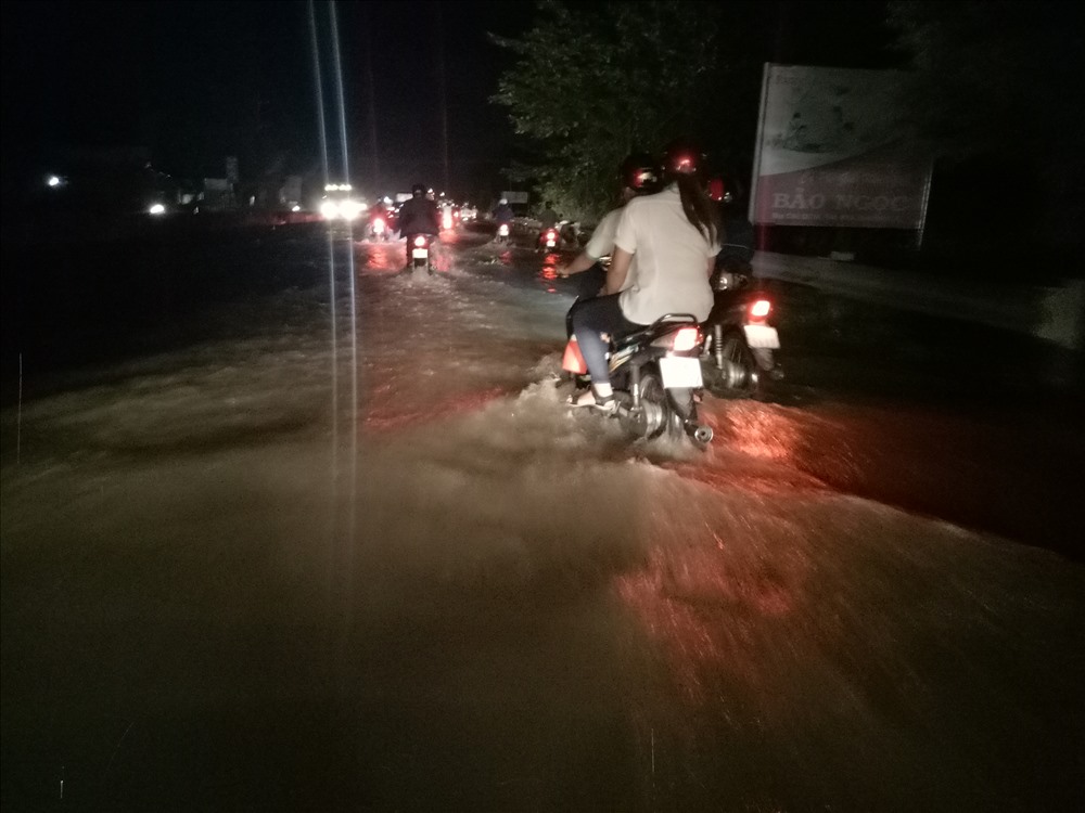 Người điều khiển phương tiện xe gắn máy phải cố liều để vượt qua đoạn đường này...Ảnh: BT
