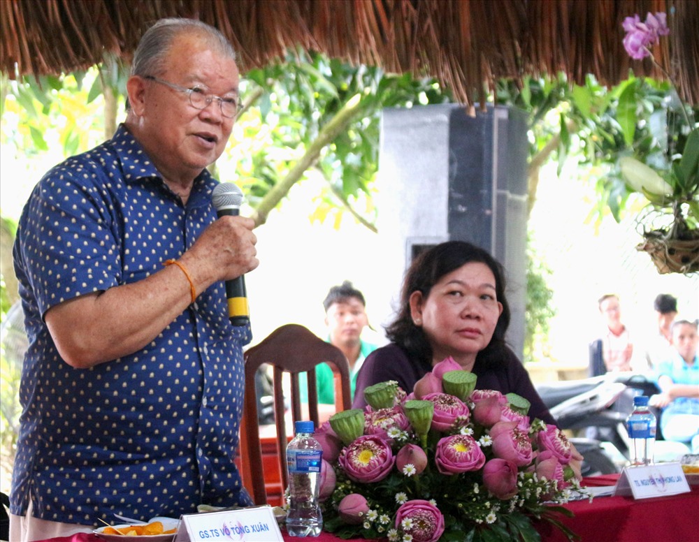 GS.TS Võ Tòng Xuân phát biểu tại buổi tọa đàm. Ảnh: Lục Tùng