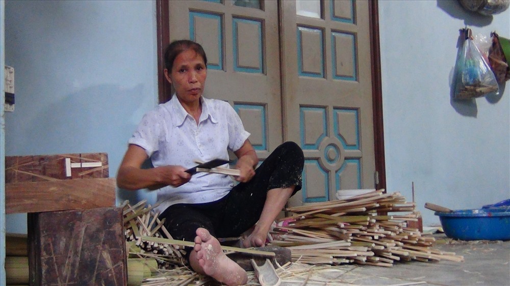 Không chỉ tạo thu nhập ổn định – trung bình mỗi tháng thu nhập 10 triệu đồng, bà Xoan còn tạo công ăn việc làm cho từ 6-7 lao động, công mỗi ngày dao động từ 80.000-150.000 đồng.