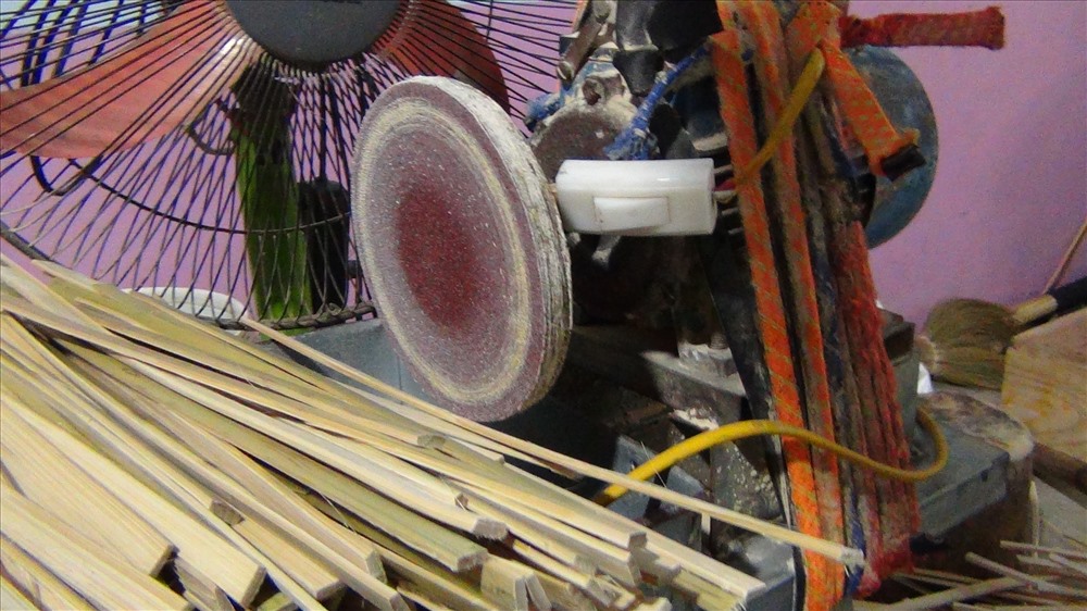 Sau này trước thách thức của các đồ chơi hiện đại, người dân đã mạnh dạn cải tiến mẫu mã, nhập tre từ các tỉnh (Hòa Bình, Hà Giang), dùng sơn dầu để tô và kết hợp với viền nhũ khiến cho sản phẩm ngày càng bắt mắt. Bên cạnh đó, để sản xuất ra số lượng lớn và nhiều, người dân mạnh dạn đưa máy móc vào sản xuất như: máy khoan, máy cắt tre, mô tơ mài cánh.