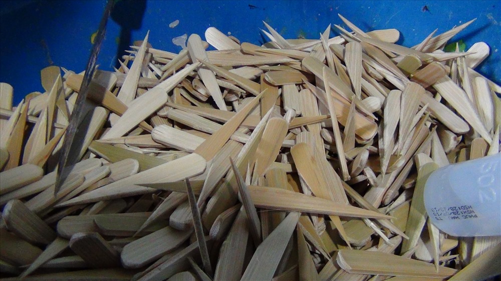Ban đầu sản phẩm chuồn chuồn tre còn đơn điệu, tre chủ yếu lấy ở quanh làng, còn màu là phẩm màu công nghiệp và hoàn toàn làm bằng thủ công nên số lượng sản xuất ra cũng ít.