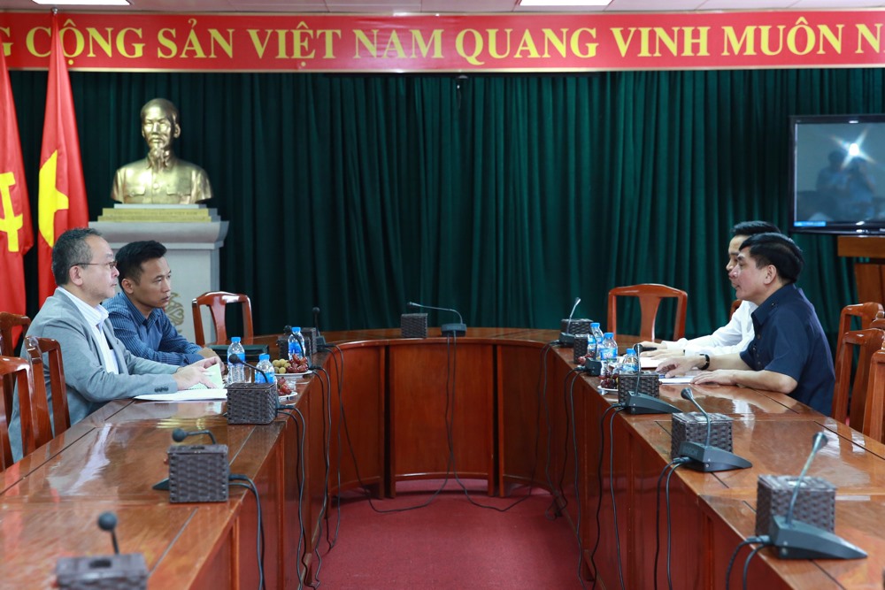 Chủ tịch Tổng LĐLĐVN Bùi Văn Cường trao đổi với ông Shoya Yoshida - Tổng Thư ký CĐ Quốc tế khu vực Châu Á - Thái Bình Dương ngày 12.9 tại Hà Nội. Ảnh: Hải Nguyễn