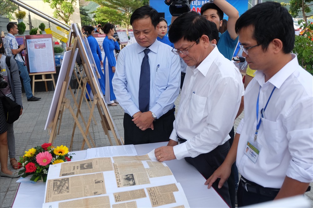 Ông Võ Công Trí - Phó Bí thư thường trực Thành ủy Đà Nẵng (thứ 2, từ phải qua) đang xem các tư liệu về 2 quần đảo Hoàng Sa - Trường Sa của Việt Nam.